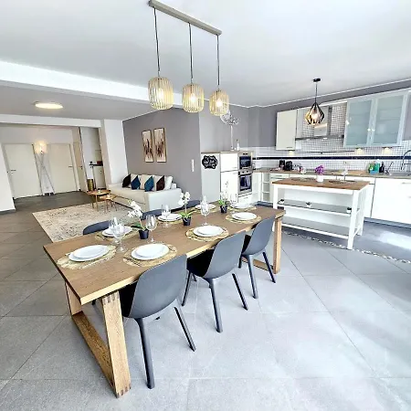 Well-appointed 2br Flat With Terrace&parking-hol127 דירה