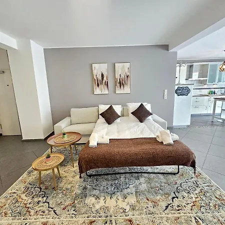 Well-appointed 2br Flat With Terrace&parking-hol127 아파트 *