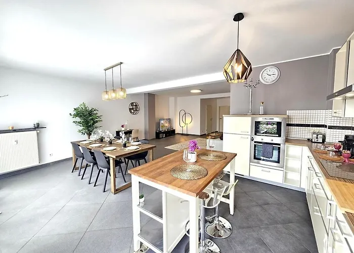 Well-appointed 2br Flat With Terrace&parking-hol127 *